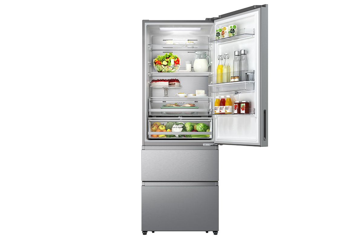 Απεικονίζεται το ψυγείο ανοιχτό γεμάτο τρόφιμα.